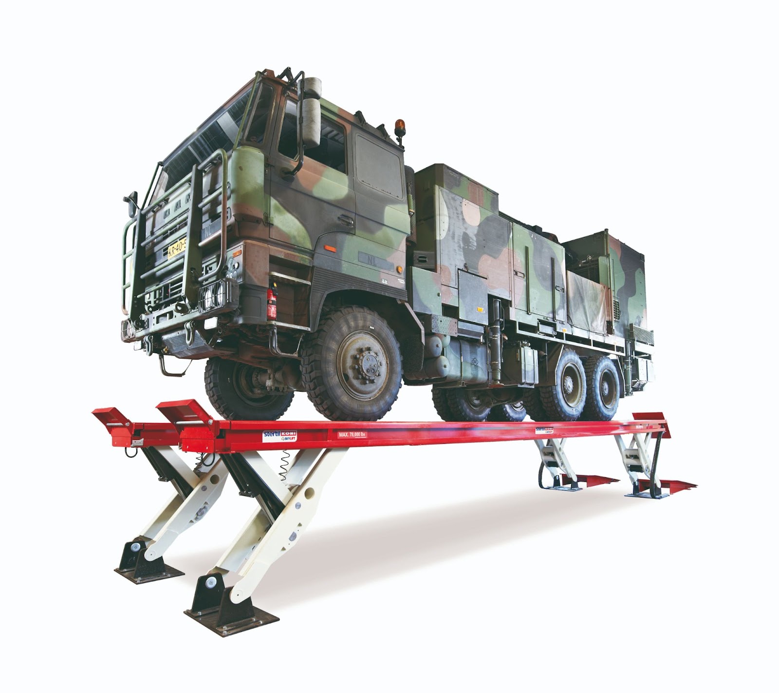 A military vehicle on a Stertil-Koni SKYLIFT