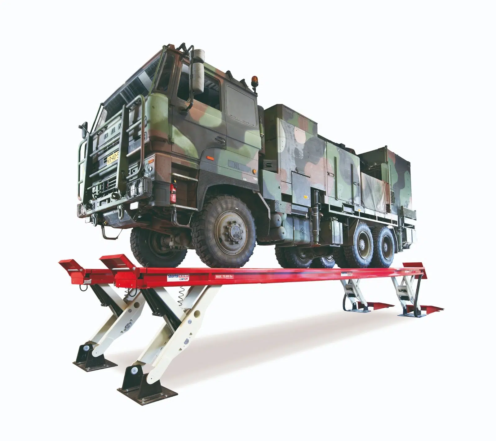 A military vehicle on a Stertil-Koni SKYLIFT
